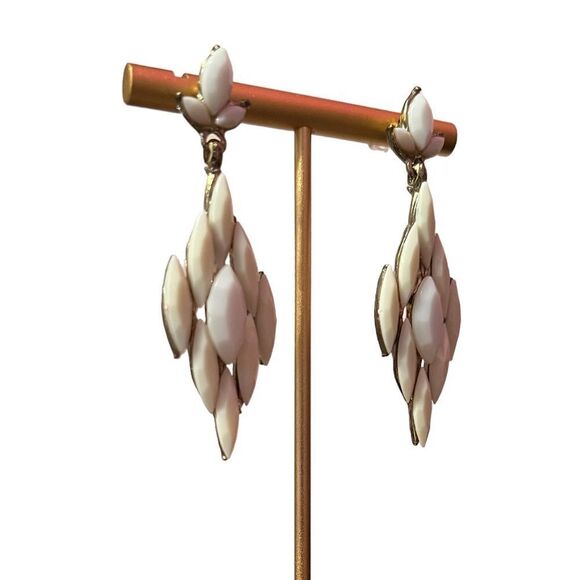 🤯5/$20🤯 White And Cream Color Diamond Shaped Dangle Earrings - Picture 2 of 4